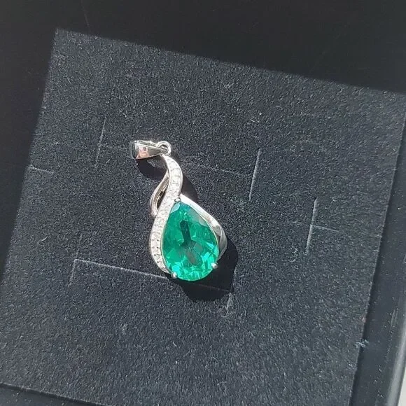 2.7 Carat Emerald Sterling Pendant - Picture 4 of 8